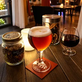 Trois verres de boissons artisanales dans un cadre chaleureux et convivial