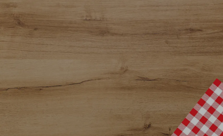 Planche en bois rustique avec nappe à carreaux rouges et blancs