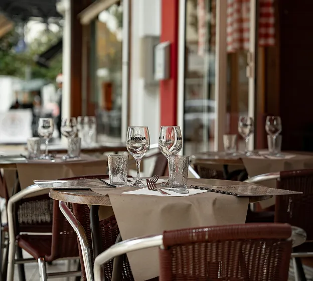 Table élégante avec couverts et verres dans un restaurant chaleureux et convivial