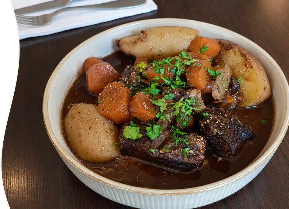 Bœuf mijoté avec légumes racines et persil frais dans une sauce onctueuse