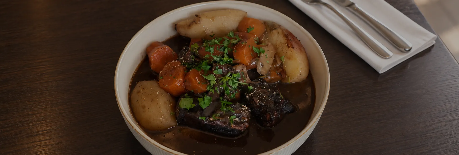 Bowl gourmand avec champignons, carottes et pommes de terre à la sauce maison