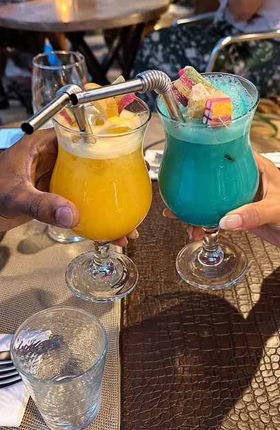 Cocktails colorés et gourmands servis dans un cadre convivial et chaleureux