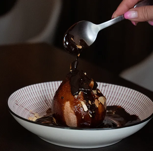 Dessert chaud glacé au chocolat avec toppings croustillants sur assiette élégante