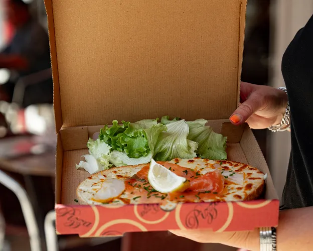 Pizza artisanale maison garnie de légumes frais dans boîte en carton