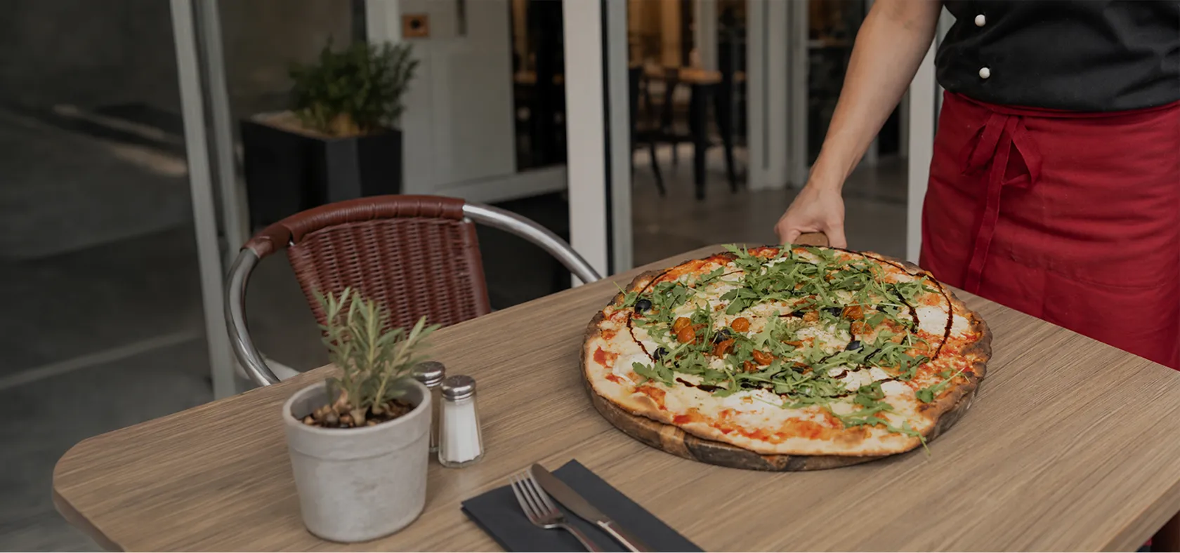 Pizza artisanale garnie de légumes frais posée sur table en bois