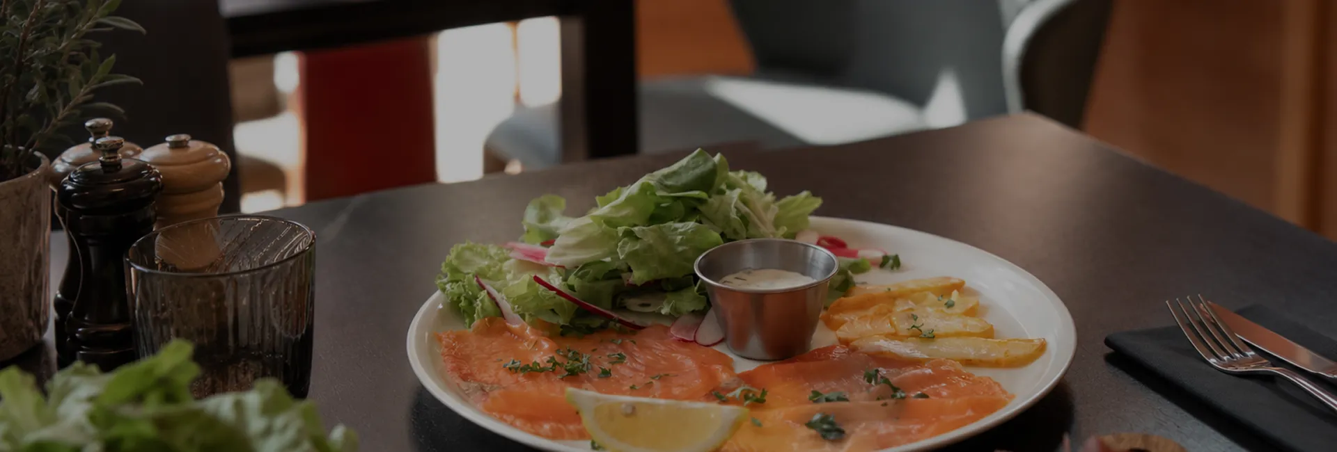 Assiette gourmande avec salade, saumon poêlé et sauce maison