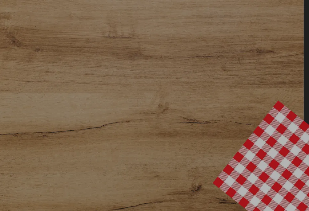 Serviette en tissu à carreaux rouges et blancs sur table en bois clair
